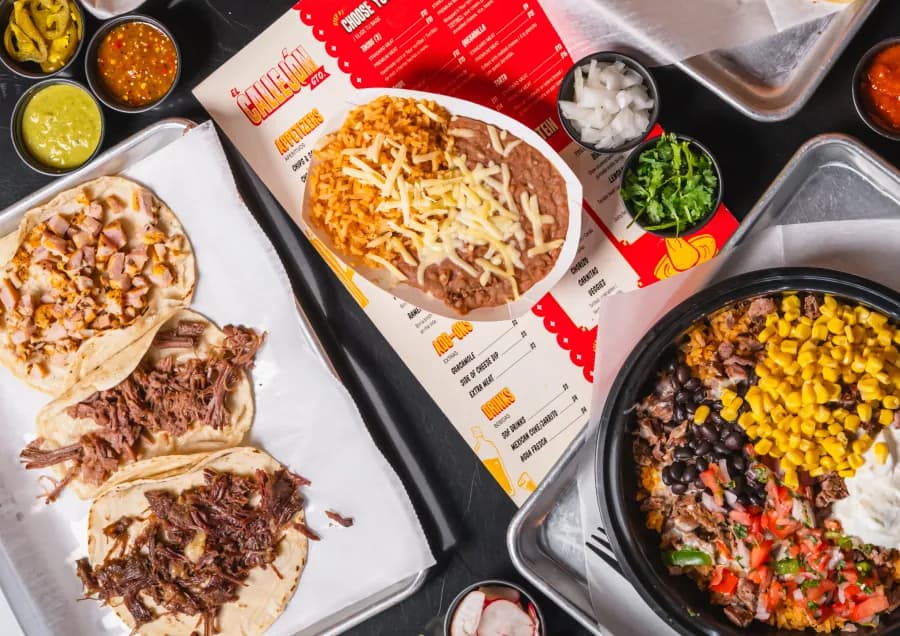 A table with tacos, salsas and drinks at El Callejón GTO