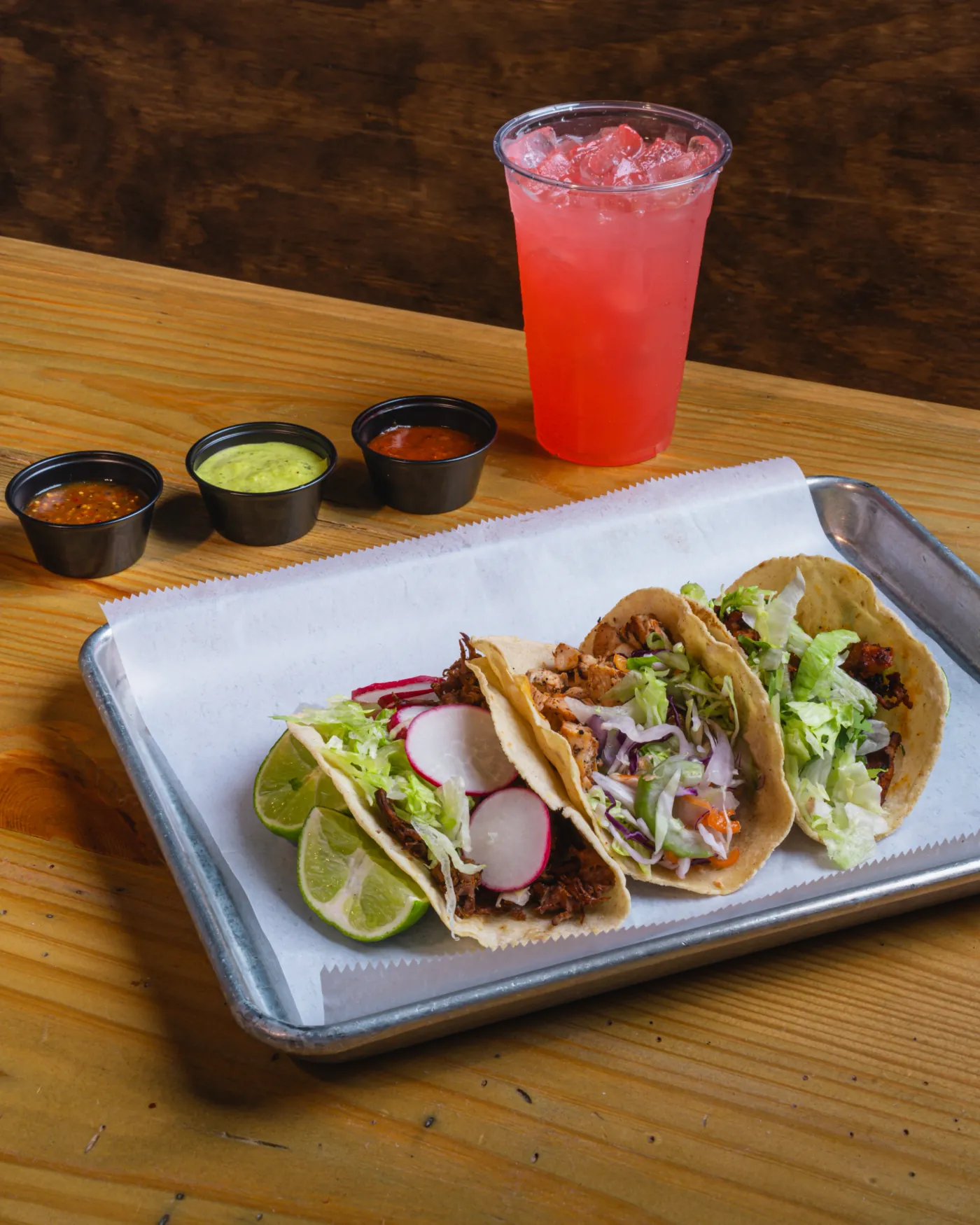 Tacos and a house margarita served on the table at El Callejón GTO